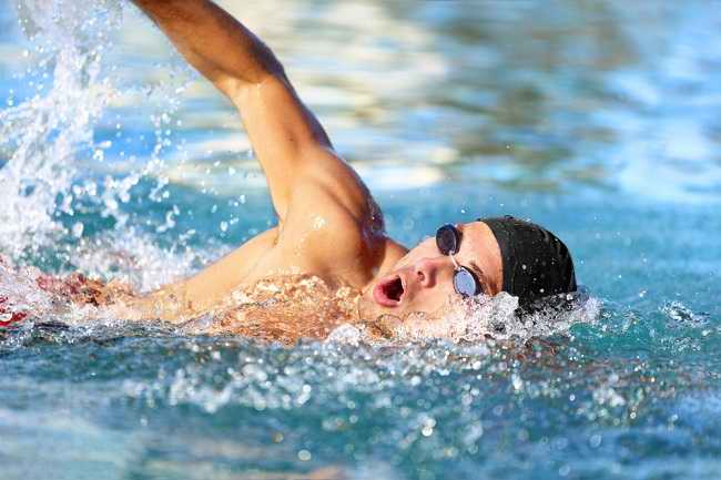7 יתרונות של שחייה לבריאות שאי אפשר לפספס