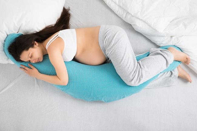 이것은 젊은 임산부를 위한 안전하고 편안한 수면 자세입니다.