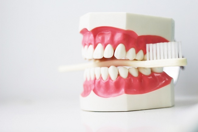 검은 치아의 원인과 치료에 대해 알아보십시오.