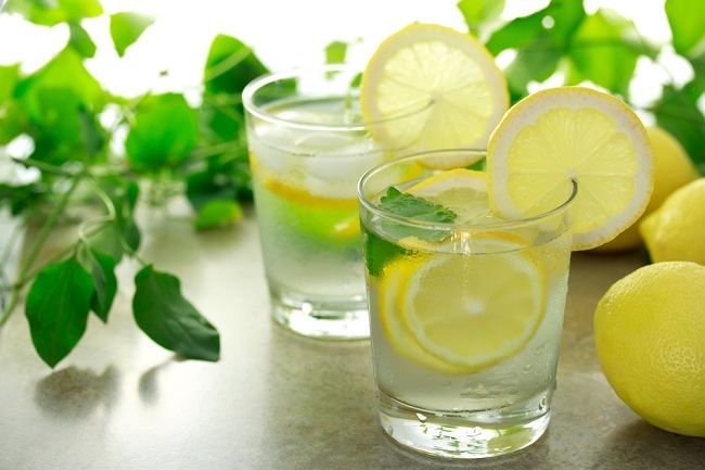 6 fördelar med varmt citronvatten på morgonen