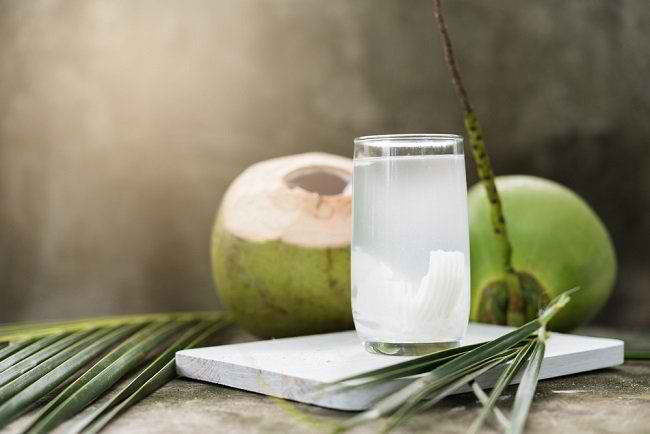 어린 코코넛 물 VS 오래된 코코넛 물, 어느 것이 더 건강합니까?