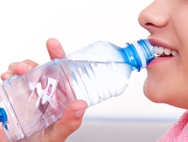 이렇게 물을 마시는 방법은 체중을 줄일 수 있습니다