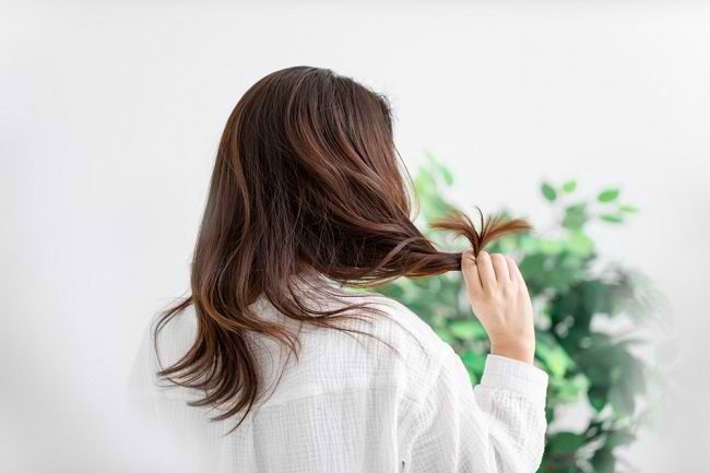 머리카락을 부드럽게 하는 7가지 쉽고 실용적인 방법
