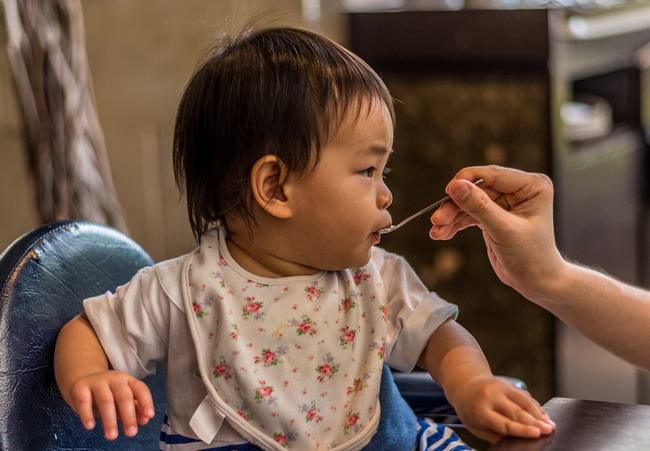 6 חודשים של מזון לתינוקות: מה אתה יכול ומה לא יכול לתת
