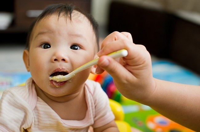 Beba od 6 mjeseci: Počnite jesti krutu hranu