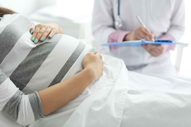 출산 속도를 높이기 위한 진통 유도 절차