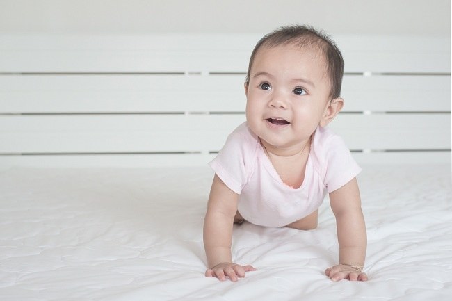 Dziecko w 7 miesiącu: zacznij raczkować
