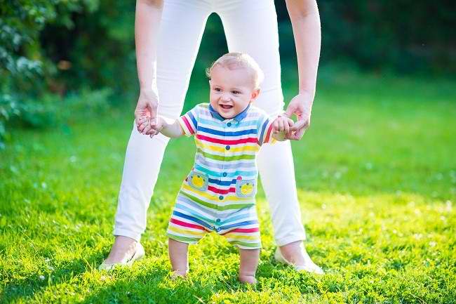 아기의 운동 발달: 앉기에서 걷기까지