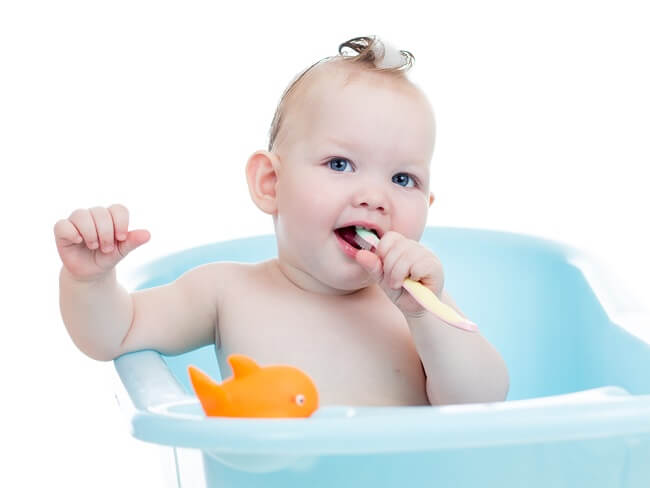아기의 치아를 올바르게 청소하는 방법