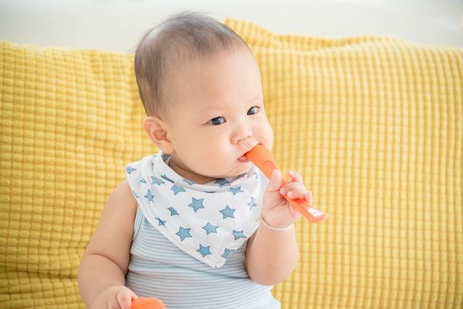 아기의 첫 치아 징후와 치료 방법