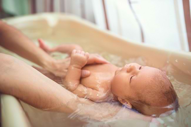부모가 알아야 할 아기 목욕 방법