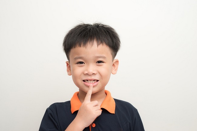 מתי מתחילות לצמוח שיניים קבועות בילדים?