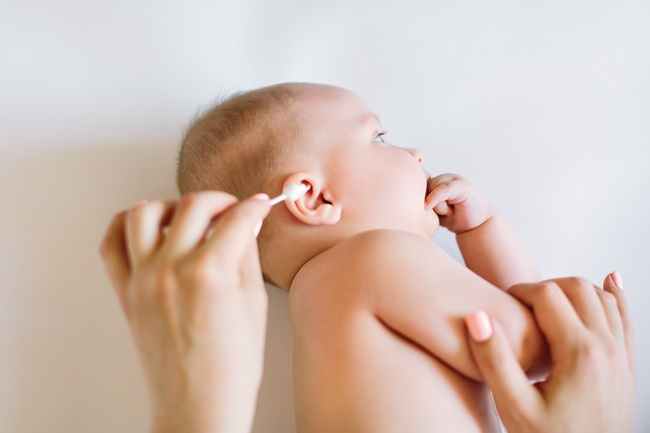 엄마, 이것은 아기의 귀를 청소하는 안전하고 쉬운 방법입니다