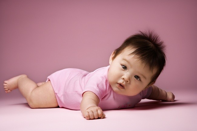 תינוק 3 חודשים: תופס חפצים מושכי תשומת לב