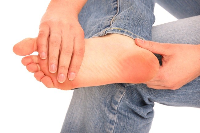 뜨거운 발은 말초 신경병증의 증상일 수 있습니다.
