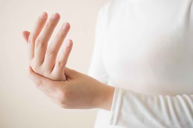 알아야 할 손바닥 통증의 9가지 원인