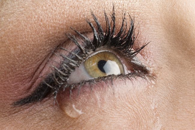 חווה עיניים דומעות לעתים קרובות? להלן 10 סיבות אפשריות
