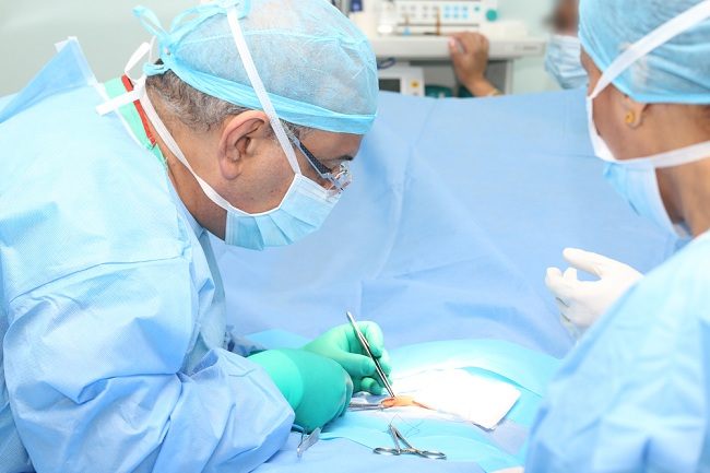 탈장 수술에는 개복 수술과 복강경 수술이 있습니다.
