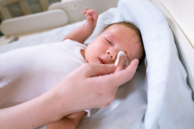 Wie man häufige Augenschmerzen bei Babys behandelt