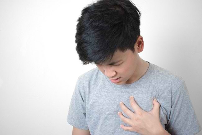 왼쪽 가슴 통증의 6가지 원인과 증상 알아보기