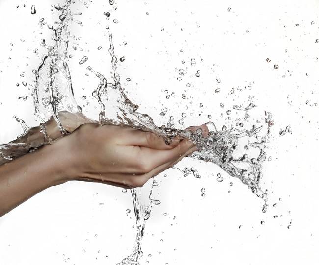 땀에 젖은 손바닥을 극복하는 원인과 방법